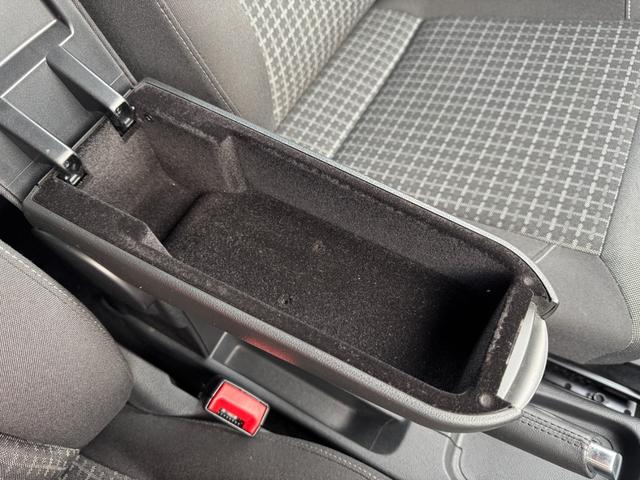 ポロ TSIコンフォートライン ドラレコ 純正ナビ バックカメラ 地デジTV ブルートゥース ETC キーレス 電格ミラー 記録簿 オートエアコン アルミホイール パワーウィンドウ オートライト 盗難防止システム ABS(39枚目)