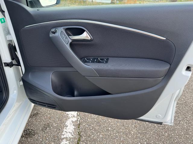 ポロ TSIコンフォートライン ドラレコ 純正ナビ バックカメラ 地デジTV ブルートゥース ETC キーレス 電格ミラー 記録簿 オートエアコン アルミホイール パワーウィンドウ オートライト 盗難防止システム ABS(49枚目)