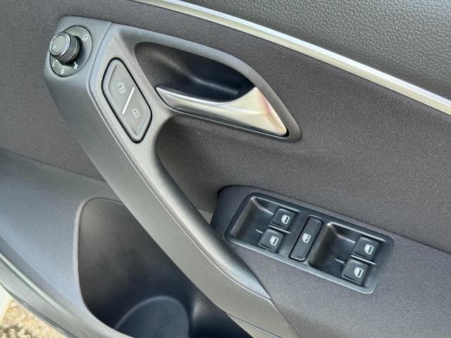 ポロ TSIコンフォートライン ドラレコ 純正ナビ バックカメラ 地デジTV ブルートゥース ETC キーレス 電格ミラー 記録簿 オートエアコン アルミホイール パワーウィンドウ オートライト 盗難防止システム ABS(50枚目)