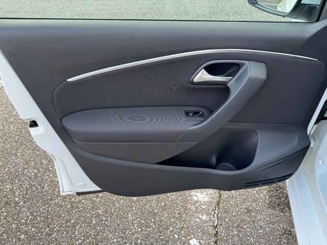 ポロ TSIコンフォートライン ドラレコ 純正ナビ バックカメラ 地デジTV ブルートゥース ETC キーレス 電格ミラー 記録簿 オートエアコン アルミホイール パワーウィンドウ オートライト 盗難防止システム ABS(54枚目)