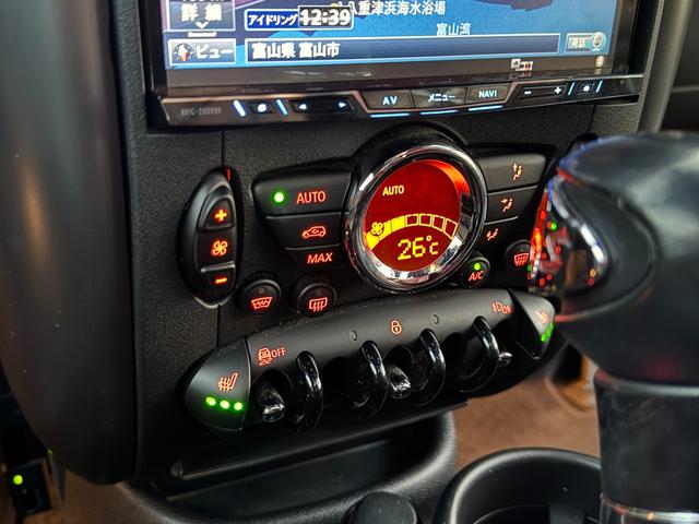 MINI クーパーSD クロスオーバー HIDヘッドライト LEDフォグライト Bluetooth パドルシフト オートエアコン BBS18インチアルミホイール ルーフレール 盗難防止装置 横滑防止装置 ETC 禁煙車(33枚目)