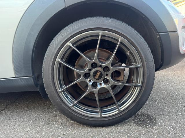 MINI クーパーSD クロスオーバー HIDヘッドライト LEDフォグライト Bluetooth パドルシフト オートエアコン BBS18インチアルミホイール ルーフレール 盗難防止装置 横滑防止装置 ETC 禁煙車(65枚目)