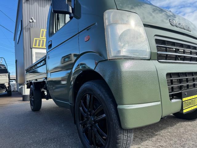 キャリイトラック ＫＵ　４ＷＤ　オートマ　エアコン　パワステＭＡＣカスタム２トンカラー　カスタム１４ＡＷ　Ｆバンパー塗分　新品ＬＥＤライト　新品テール　オリジナルエンブレム　Ｆバンパーチップ塗装　車内オゾン除菌クリーニング（12枚目）