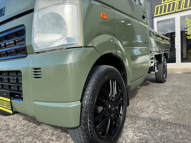 キャリイトラック ＫＵ　４ＷＤ　オートマ　エアコン　パワステＭＡＣカスタム２トンカラー　カスタム１４ＡＷ　Ｆバンパー塗分　新品ＬＥＤライト　新品テール　オリジナルエンブレム　Ｆバンパーチップ塗装　車内オゾン除菌クリーニング（13枚目）