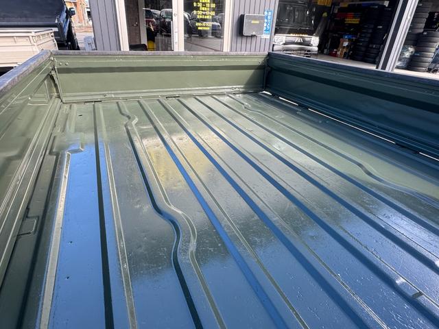 キャリイトラック ＫＵ　４ＷＤ　オートマ　エアコン　パワステＭＡＣカスタム２トンカラー　カスタム１４ＡＷ　Ｆバンパー塗分　新品ＬＥＤライト　新品テール　オリジナルエンブレム　Ｆバンパーチップ塗装　車内オゾン除菌クリーニング（27枚目）