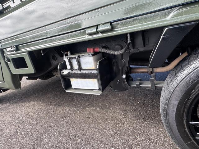 キャリイトラック ＫＵ　４ＷＤ　オートマ　エアコン　パワステＭＡＣカスタム２トンカラー　カスタム１４ＡＷ　Ｆバンパー塗分　新品ＬＥＤライト　新品テール　オリジナルエンブレム　Ｆバンパーチップ塗装　車内オゾン除菌クリーニング（30枚目）