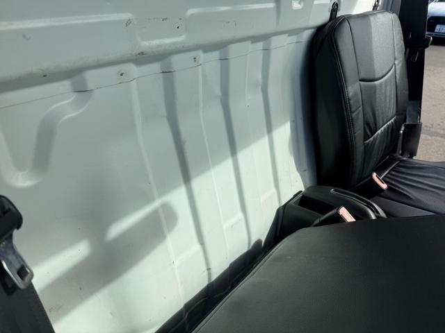 キャリイトラック ＫＵ　４ＷＤ　オートマ　エアコン　パワステＭＡＣカスタム２トンカラー　カスタム１４ＡＷ　Ｆバンパー塗分　新品ＬＥＤライト　新品テール　オリジナルエンブレム　Ｆバンパーチップ塗装　車内オゾン除菌クリーニング（52枚目）