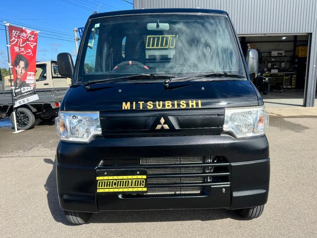ミニキャブトラック 　ＪＡスーパーカスタム　４ＷＤ　エアコン　パワステ　５ＭＴ　ＭＡＣカスタム２トンカラー　新品シートカバー　新品ＬＥＤライト　オリジナルエンブレム　Ｆバンパーチップ塗装　車内オゾン除菌クリーニング（3枚目）