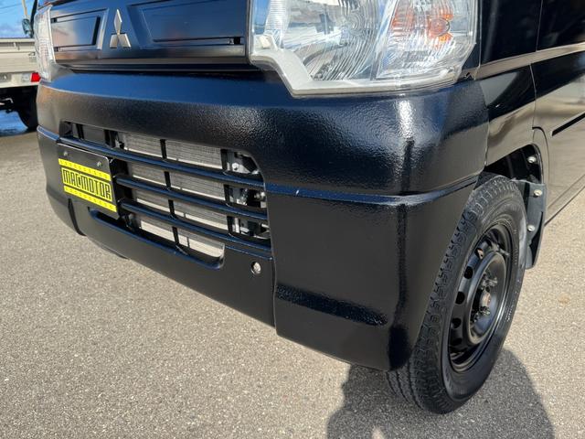 ミニキャブトラック 　ＪＡスーパーカスタム　４ＷＤ　エアコン　パワステ　５ＭＴ　ＭＡＣカスタム２トンカラー　新品シートカバー　新品ＬＥＤライト　オリジナルエンブレム　Ｆバンパーチップ塗装　車内オゾン除菌クリーニング（5枚目）