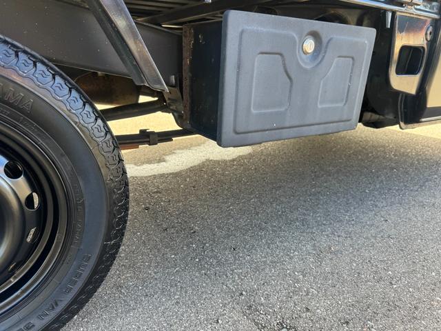 ミニキャブトラック 　ＪＡスーパーカスタム　４ＷＤ　エアコン　パワステ　５ＭＴ　ＭＡＣカスタム２トンカラー　新品シートカバー　新品ＬＥＤライト　オリジナルエンブレム　Ｆバンパーチップ塗装　車内オゾン除菌クリーニング（28枚目）