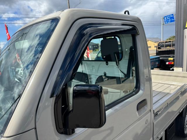 キャリイトラック KC 4WD 5MT エアコン パワステ MACカスタム2トン オーディオパック装備 カスタム14インチ鉄チン 新品LEDライト シートカバー レトロエンブレムカッティング グリル塗分け 車内クリーニング(12枚目)