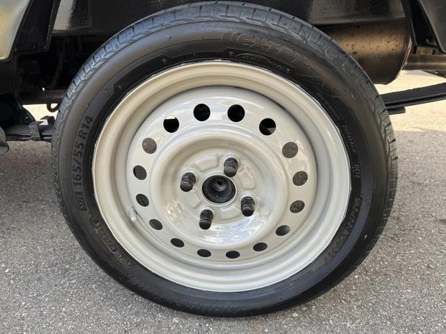 キャリイトラック KC 4WD 5MT エアコン パワステ MACカスタム2トン オーディオパック装備 カスタム14インチ鉄チン 新品LEDライト シートカバー レトロエンブレムカッティング グリル塗分け 車内クリーニング(27枚目)