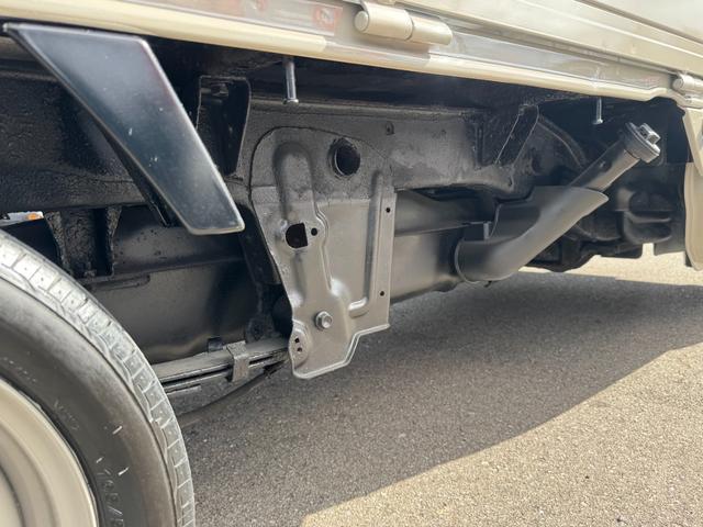 キャリイトラック KC 4WD 5MT エアコン パワステ MACカスタム2トン オーディオパック装備 カスタム14インチ鉄チン 新品LEDライト シートカバー レトロエンブレムカッティング グリル塗分け 車内クリーニング(31枚目)