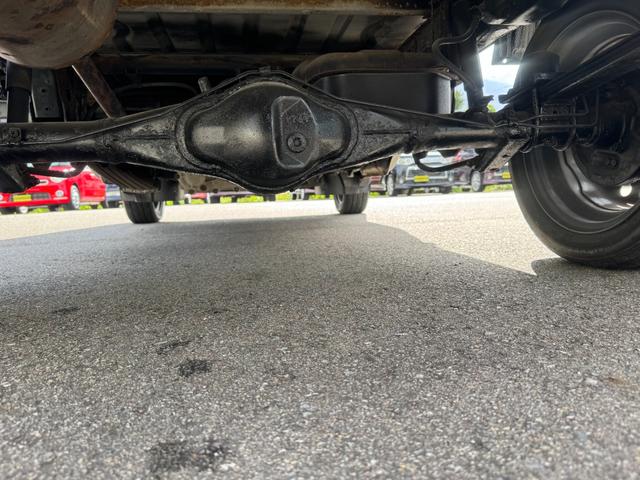 キャリイトラック KC 4WD 5MT エアコン パワステ MACカスタム2トン オーディオパック装備 カスタム14インチ鉄チン 新品LEDライト シートカバー レトロエンブレムカッティング グリル塗分け 車内クリーニング(32枚目)