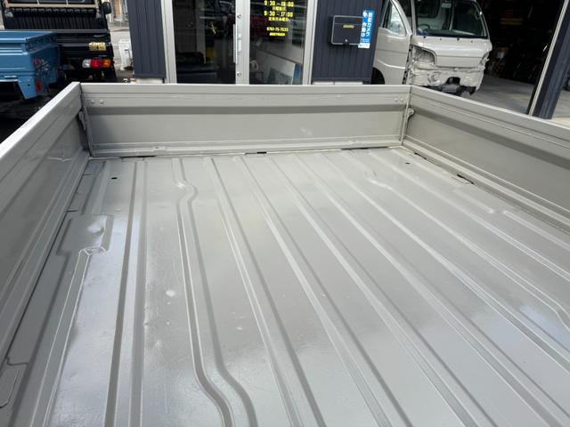 キャリイトラック KC 4WD 5MT エアコン パワステ MACカスタム2トン オーディオパック装備 カスタム14インチ鉄チン 新品LEDライト シートカバー レトロエンブレムカッティング グリル塗分け 車内クリーニング(36枚目)