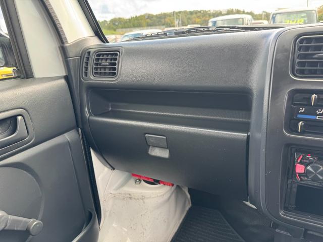 キャリイトラック KC 4WD 5MT エアコン パワステ MACカスタム2トン オーディオパック装備 カスタム14インチ鉄チン 新品LEDライト シートカバー レトロエンブレムカッティング グリル塗分け 車内クリーニング(44枚目)