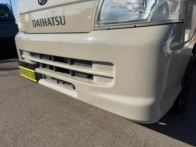 ４ＷＤ　エアコン　パワステ　５ＭＴ　ＭＡＣカスタム２トンカラー　新品ＬＥＤライト　シートカバー　ＥＴＣ　カスタム１４ＡＷ　オリジナルエンブレム　Ｆバンパー同色　車内オゾン除菌クリーニング