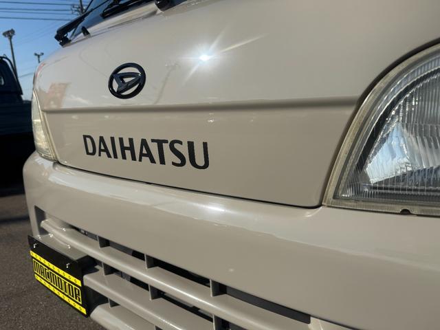 ４ＷＤ　エアコン　パワステ　５ＭＴ　ＭＡＣカスタム２トンカラー　新品ＬＥＤライト　シートカバー　ＥＴＣ　カスタム１４ＡＷ　オリジナルエンブレム　Ｆバンパー同色　車内オゾン除菌クリーニング