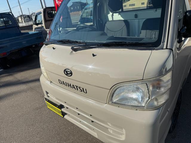 ４ＷＤ　エアコン　パワステ　５ＭＴ　ＭＡＣカスタム２トンカラー　新品ＬＥＤライト　シートカバー　ＥＴＣ　カスタム１４ＡＷ　オリジナルエンブレム　Ｆバンパー同色　車内オゾン除菌クリーニング