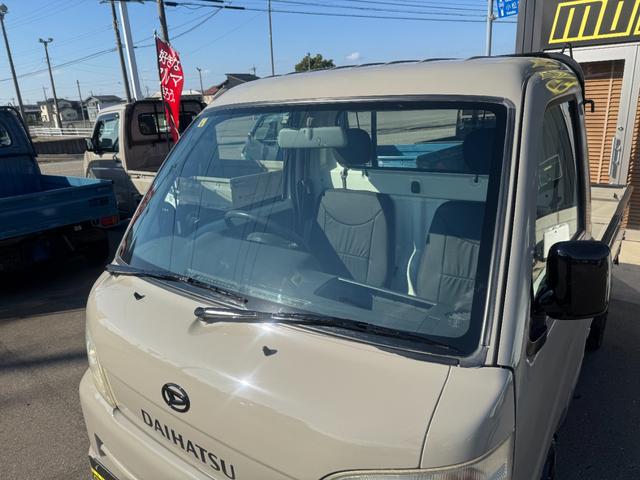 ４ＷＤ　エアコン　パワステ　５ＭＴ　ＭＡＣカスタム２トンカラー　新品ＬＥＤライト　シートカバー　ＥＴＣ　カスタム１４ＡＷ　オリジナルエンブレム　Ｆバンパー同色　車内オゾン除菌クリーニング