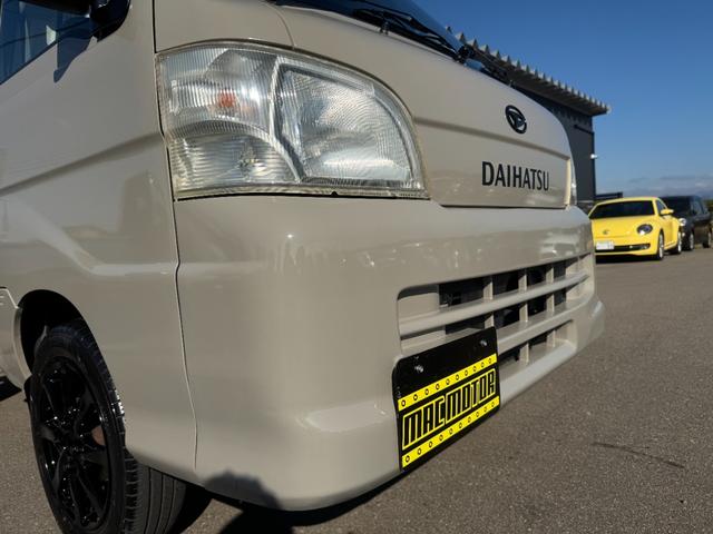 ４ＷＤ　エアコン　パワステ　５ＭＴ　ＭＡＣカスタム２トンカラー　新品ＬＥＤライト　シートカバー　ＥＴＣ　カスタム１４ＡＷ　オリジナルエンブレム　Ｆバンパー同色　車内オゾン除菌クリーニング