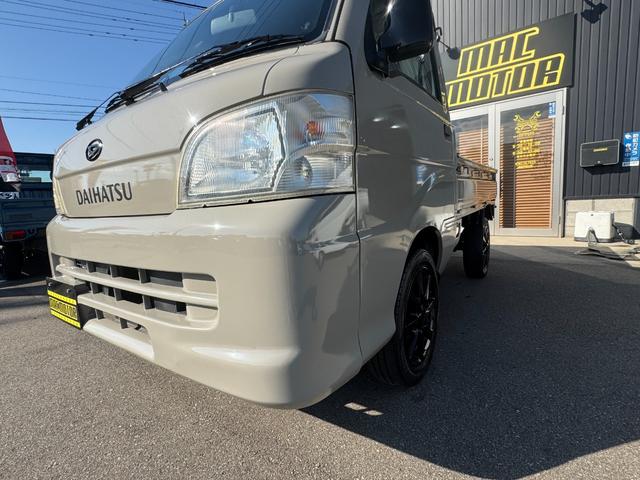 ４ＷＤ　エアコン　パワステ　５ＭＴ　ＭＡＣカスタム２トンカラー　新品ＬＥＤライト　シートカバー　ＥＴＣ　カスタム１４ＡＷ　オリジナルエンブレム　Ｆバンパー同色　車内オゾン除菌クリーニング