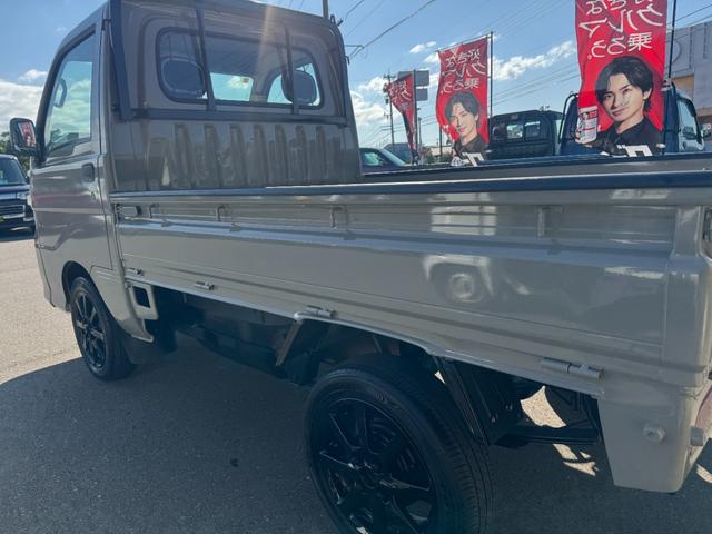 ４ＷＤ　エアコン　パワステ　５ＭＴ　ＭＡＣカスタム２トンカラー　新品ＬＥＤライト　シートカバー　ＥＴＣ　カスタム１４ＡＷ　オリジナルエンブレム　Ｆバンパー同色　車内オゾン除菌クリーニング