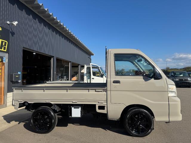 ４ＷＤ　エアコン　パワステ　５ＭＴ　ＭＡＣカスタム２トンカラー　新品ＬＥＤライト　シートカバー　ＥＴＣ　カスタム１４ＡＷ　オリジナルエンブレム　Ｆバンパー同色　車内オゾン除菌クリーニング