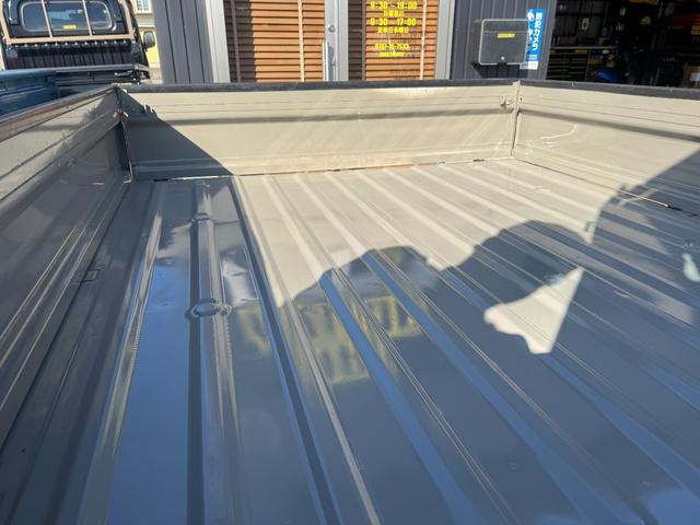 ４ＷＤ　エアコン　パワステ　５ＭＴ　ＭＡＣカスタム２トンカラー　新品ＬＥＤライト　シートカバー　ＥＴＣ　カスタム１４ＡＷ　オリジナルエンブレム　Ｆバンパー同色　車内オゾン除菌クリーニング