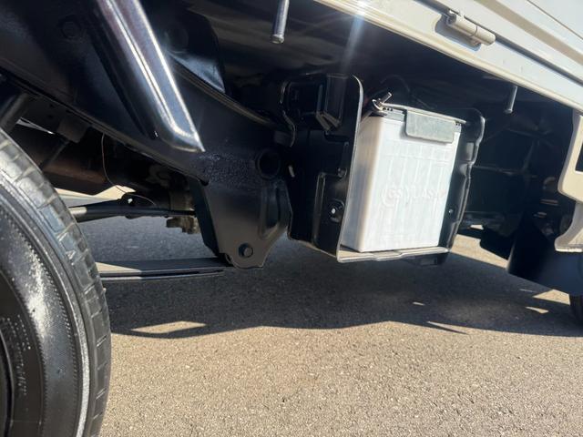 ４ＷＤ　エアコン　パワステ　５ＭＴ　ＭＡＣカスタム２トンカラー　新品ＬＥＤライト　シートカバー　ＥＴＣ　カスタム１４ＡＷ　オリジナルエンブレム　Ｆバンパー同色　車内オゾン除菌クリーニング