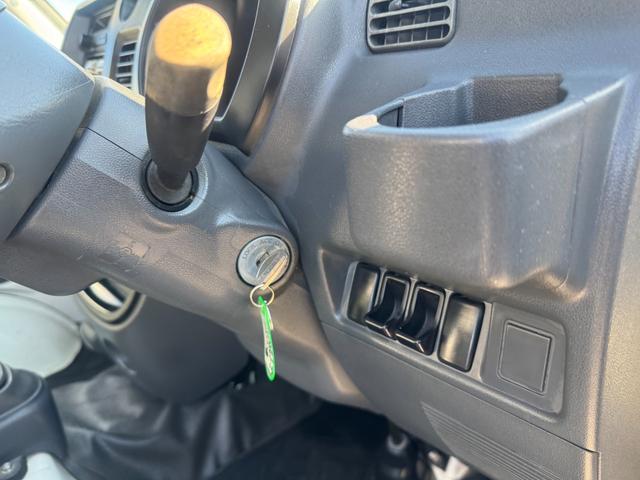 ４ＷＤ　エアコン　パワステ　５ＭＴ　ＭＡＣカスタム２トンカラー　新品ＬＥＤライト　シートカバー　ＥＴＣ　カスタム１４ＡＷ　オリジナルエンブレム　Ｆバンパー同色　車内オゾン除菌クリーニング