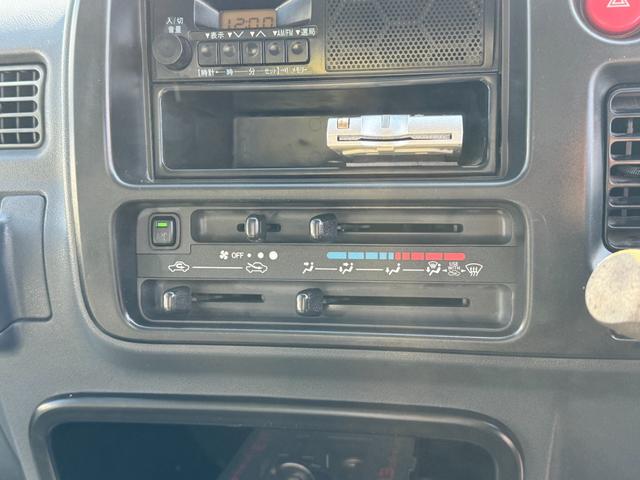 ４ＷＤ　エアコン　パワステ　５ＭＴ　ＭＡＣカスタム２トンカラー　新品ＬＥＤライト　シートカバー　ＥＴＣ　カスタム１４ＡＷ　オリジナルエンブレム　Ｆバンパー同色　車内オゾン除菌クリーニング