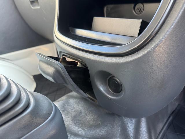 ４ＷＤ　エアコン　パワステ　５ＭＴ　ＭＡＣカスタム２トンカラー　新品ＬＥＤライト　シートカバー　ＥＴＣ　カスタム１４ＡＷ　オリジナルエンブレム　Ｆバンパー同色　車内オゾン除菌クリーニング