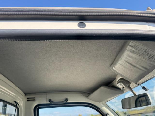 ４ＷＤ　エアコン　パワステ　５ＭＴ　ＭＡＣカスタム２トンカラー　新品ＬＥＤライト　シートカバー　ＥＴＣ　カスタム１４ＡＷ　オリジナルエンブレム　Ｆバンパー同色　車内オゾン除菌クリーニング