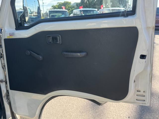 ４ＷＤ　エアコン　パワステ　５ＭＴ　ＭＡＣカスタム２トンカラー　新品ＬＥＤライト　シートカバー　ＥＴＣ　カスタム１４ＡＷ　オリジナルエンブレム　Ｆバンパー同色　車内オゾン除菌クリーニング