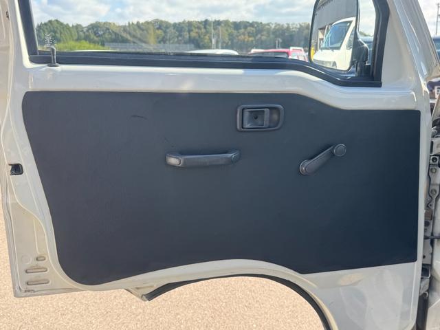 ４ＷＤ　エアコン　パワステ　５ＭＴ　ＭＡＣカスタム２トンカラー　新品ＬＥＤライト　シートカバー　ＥＴＣ　カスタム１４ＡＷ　オリジナルエンブレム　Ｆバンパー同色　車内オゾン除菌クリーニング