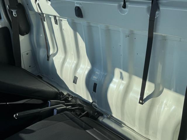 ４ＷＤ　エアコン　パワステ　５ＭＴ　ＭＡＣカスタム２トンカラー　新品ＬＥＤライト　シートカバー　ＥＴＣ　カスタム１４ＡＷ　オリジナルエンブレム　Ｆバンパー同色　車内オゾン除菌クリーニング