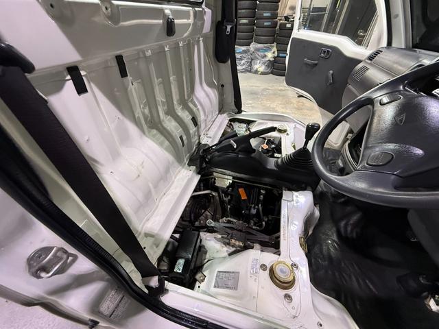 ４ＷＤ　エアコン　パワステ　５ＭＴ　ＭＡＣカスタム２トンカラー　新品ＬＥＤライト　シートカバー　ＥＴＣ　カスタム１４ＡＷ　オリジナルエンブレム　Ｆバンパー同色　車内オゾン除菌クリーニング