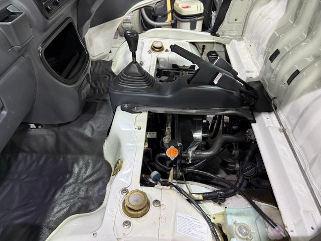 ４ＷＤ　エアコン　パワステ　５ＭＴ　ＭＡＣカスタム２トンカラー　新品ＬＥＤライト　シートカバー　ＥＴＣ　カスタム１４ＡＷ　オリジナルエンブレム　Ｆバンパー同色　車内オゾン除菌クリーニング