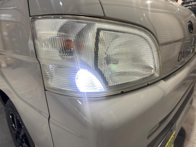 ４ＷＤ　エアコン　パワステ　５ＭＴ　ＭＡＣカスタム２トンカラー　新品ＬＥＤライト　シートカバー　ＥＴＣ　カスタム１４ＡＷ　オリジナルエンブレム　Ｆバンパー同色　車内オゾン除菌クリーニング