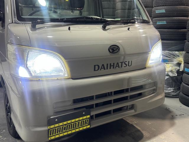 ４ＷＤ　エアコン　パワステ　５ＭＴ　ＭＡＣカスタム２トンカラー　新品ＬＥＤライト　シートカバー　ＥＴＣ　カスタム１４ＡＷ　オリジナルエンブレム　Ｆバンパー同色　車内オゾン除菌クリーニング