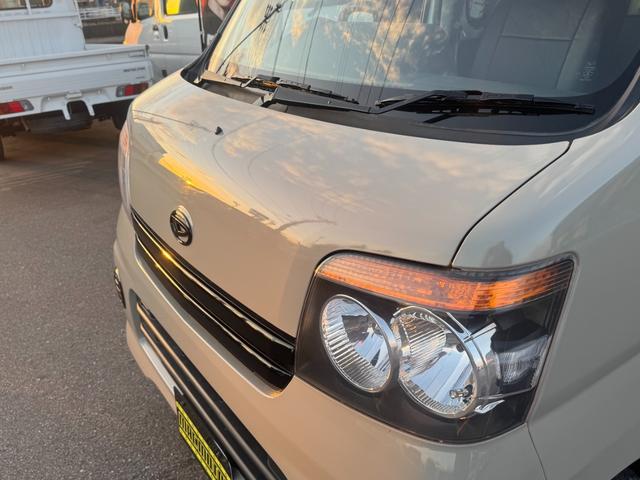 ハイゼットカーゴ デッキバン　４ＷＤ　オートマ　パワステ　ＭＡＣカスタム２トンカラー　アトレーフェイス加工　新品Ｈ／ＬポジションＬＥＤライト　ワンセグＮＡＶＩＢｌｕｅｔｏｏｔｈ　パーツラプター塗装　新シートカバー　バイザー　マット（7枚目）