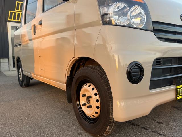 ハイゼットカーゴ デッキバン　４ＷＤ　オートマ　パワステ　ＭＡＣカスタム２トンカラー　アトレーフェイス加工　新品Ｈ／ＬポジションＬＥＤライト　ワンセグＮＡＶＩＢｌｕｅｔｏｏｔｈ　パーツラプター塗装　新シートカバー　バイザー　マット（13枚目）