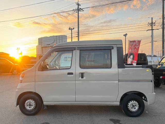 ハイゼットカーゴ デッキバン　４ＷＤ　オートマ　パワステ　ＭＡＣカスタム２トンカラー　アトレーフェイス加工　新品Ｈ／ＬポジションＬＥＤライト　ワンセグＮＡＶＩＢｌｕｅｔｏｏｔｈ　パーツラプター塗装　新シートカバー　バイザー　マット（17枚目）