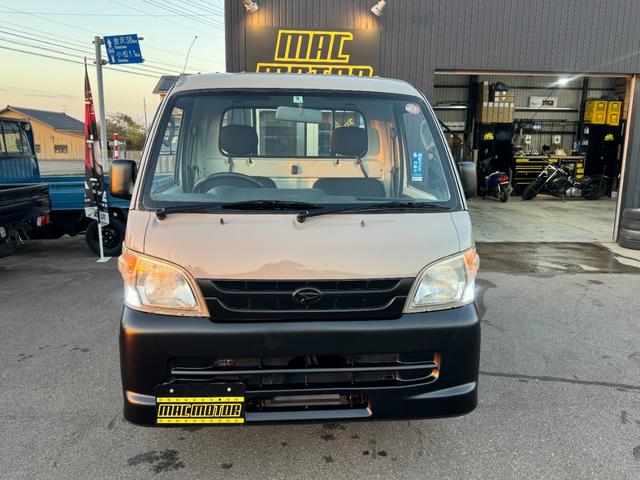 ハイゼットトラック スペシャル　４ＷＤ　エアコン　パワステ　５ＭＴ　ＭＡＣカスタム２トンカラー　１３ＡＷスタットレス　新品ＬＥＤライト　シートカバー　オリジナルエンブレム　Ｆバンパーチップ塗装　車内オゾン除菌クリーニング（3枚目）