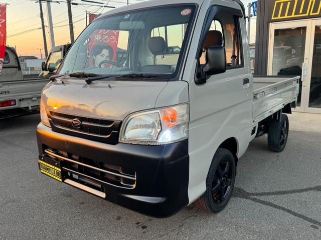 ハイゼットトラック スペシャル　４ＷＤ　エアコン　パワステ　５ＭＴ　ＭＡＣカスタム２トンカラー　１３ＡＷスタットレス　新品ＬＥＤライト　シートカバー　オリジナルエンブレム　Ｆバンパーチップ塗装　車内オゾン除菌クリーニング（4枚目）