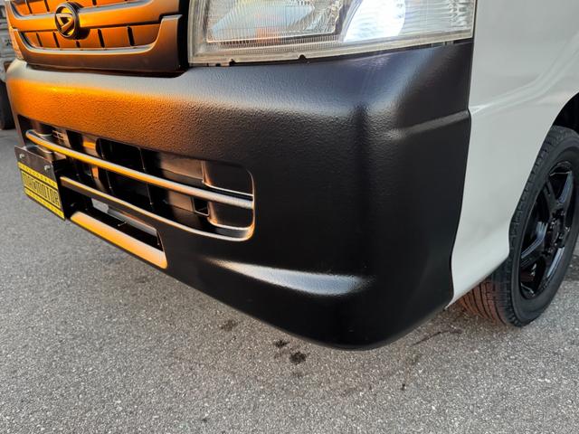 ハイゼットトラック スペシャル　４ＷＤ　エアコン　パワステ　５ＭＴ　ＭＡＣカスタム２トンカラー　１３ＡＷスタットレス　新品ＬＥＤライト　シートカバー　オリジナルエンブレム　Ｆバンパーチップ塗装　車内オゾン除菌クリーニング（5枚目）