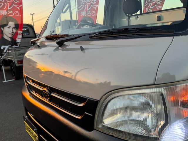 ハイゼットトラック スペシャル　４ＷＤ　エアコン　パワステ　５ＭＴ　ＭＡＣカスタム２トンカラー　１３ＡＷスタットレス　新品ＬＥＤライト　シートカバー　オリジナルエンブレム　Ｆバンパーチップ塗装　車内オゾン除菌クリーニング（7枚目）
