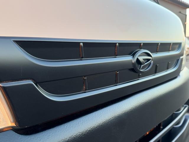 ハイゼットトラック スペシャル　４ＷＤ　エアコン　パワステ　５ＭＴ　ＭＡＣカスタム２トンカラー　１３ＡＷスタットレス　新品ＬＥＤライト　シートカバー　オリジナルエンブレム　Ｆバンパーチップ塗装　車内オゾン除菌クリーニング（10枚目）