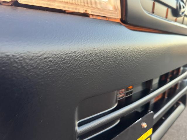 ハイゼットトラック スペシャル　４ＷＤ　エアコン　パワステ　５ＭＴ　ＭＡＣカスタム２トンカラー　１３ＡＷスタットレス　新品ＬＥＤライト　シートカバー　オリジナルエンブレム　Ｆバンパーチップ塗装　車内オゾン除菌クリーニング（11枚目）